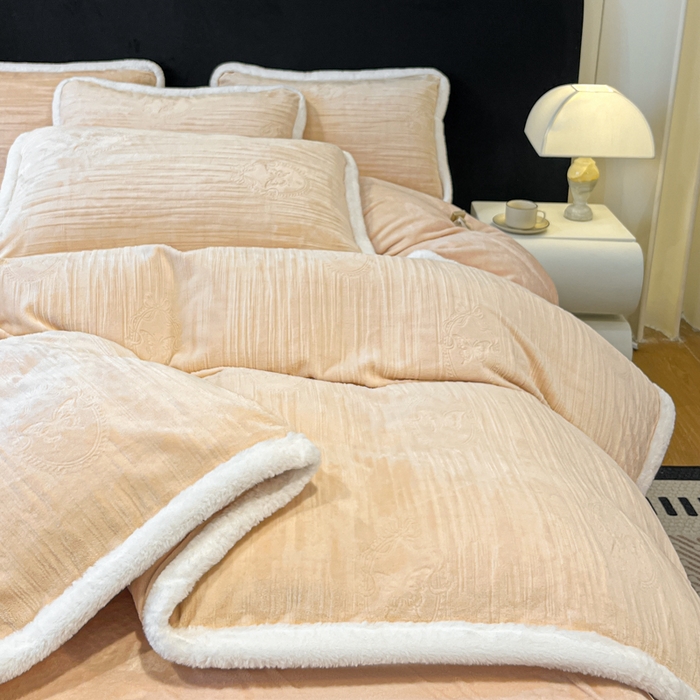 91家纺网 家纺一手货源 找家纺 诺梵家纺 2025新款兔毛绒包边 雕花绒四件套 米蕾-黄