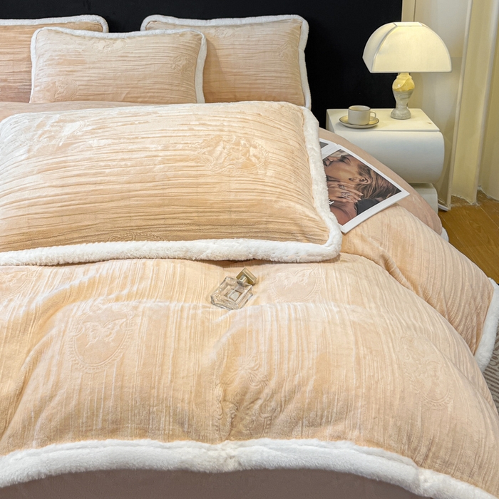 91家纺网 家纺一手货源 找家纺 诺梵家纺 2025新款兔毛绒包边 雕花绒四件套 米蕾-黄