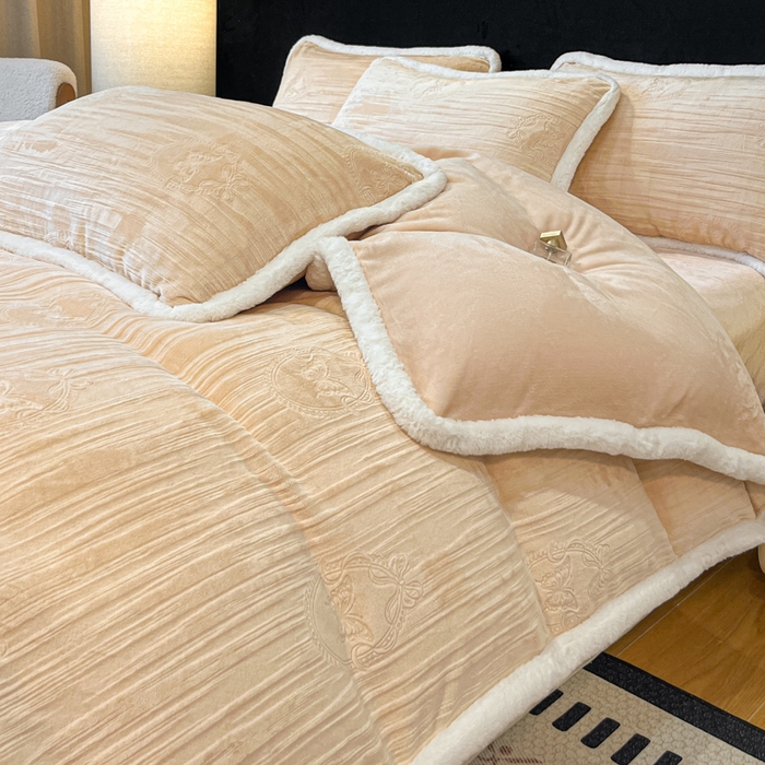 91家纺网 家纺一手货源 找家纺 诺梵家纺 2025新款兔毛绒包边 雕花绒四件套 米蕾-黄