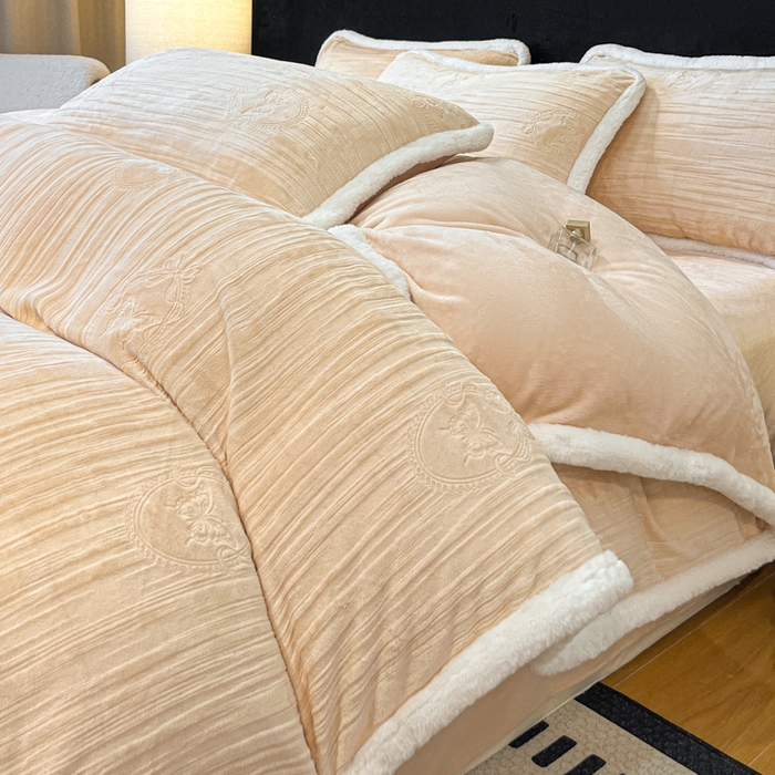 91家纺网 家纺一手货源 找家纺 诺梵家纺 2025新款兔毛绒包边 雕花绒四件套 米蕾-黄