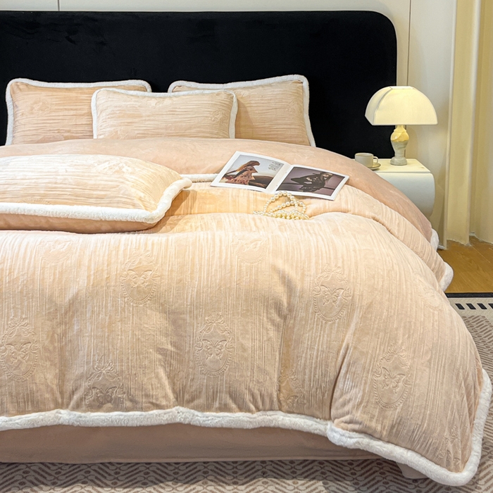 91家纺网 家纺一手货源 找家纺 诺梵家纺 2025新款兔毛绒包边 雕花绒四件套 米蕾-黄