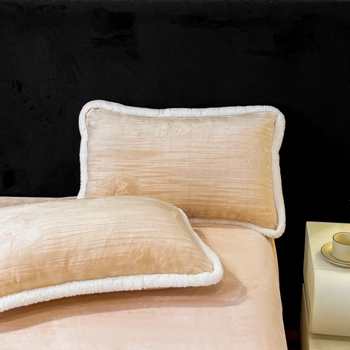 91家纺网 家纺一手货源 找家纺 诺梵家纺 2025新款兔毛绒包边 雕花绒四件套 米蕾-黄