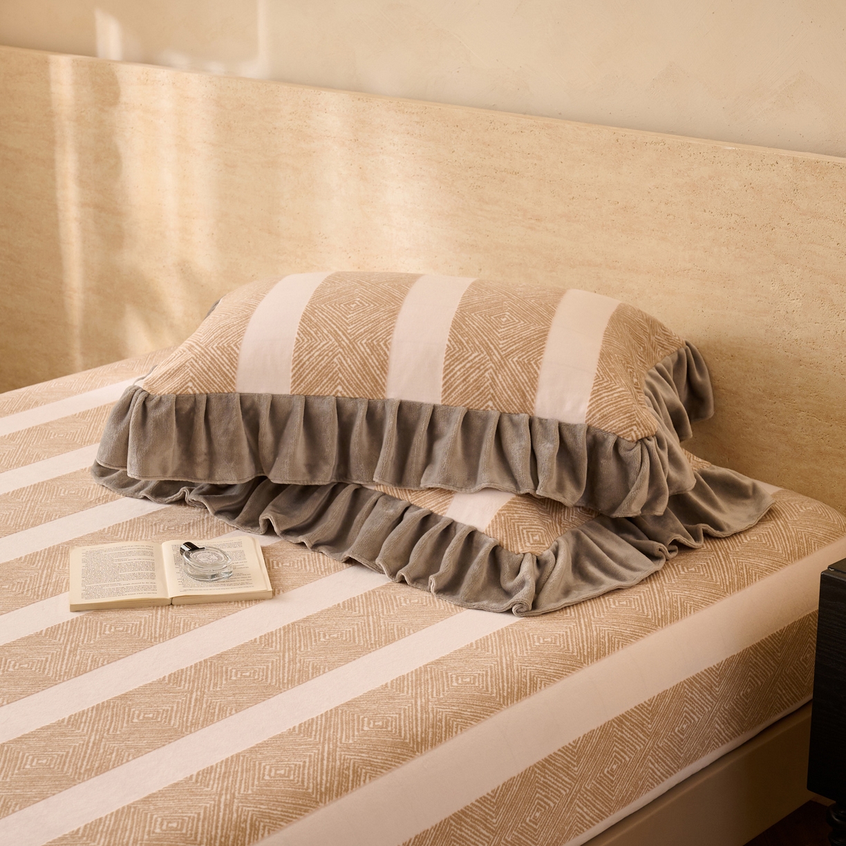 91家纺网 家纺一手货源 找家纺 早晨家纺 2025新款高克重牛奶绒烂花枕套 棕纹雅