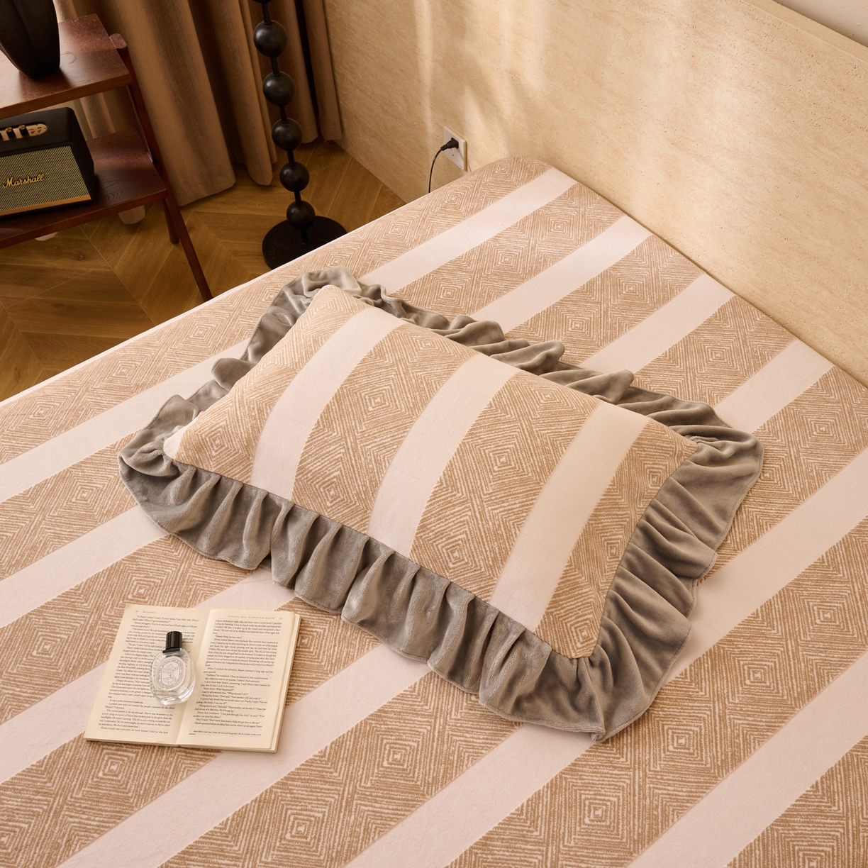 91家纺网 家纺一手货源 找家纺 早晨家纺 2025新款高克重牛奶绒烂花枕套 棕纹雅