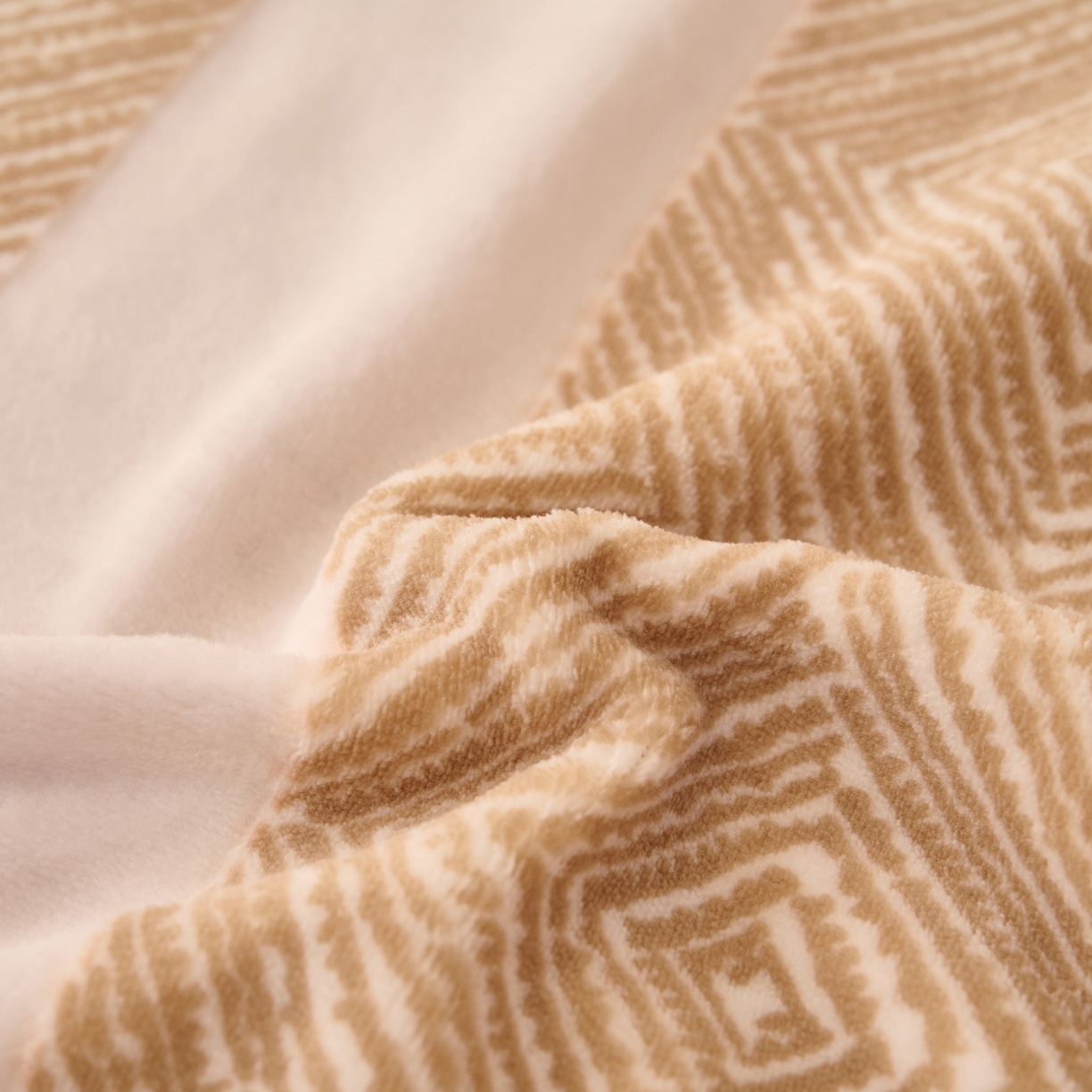 91家纺网 家纺一手货源 找家纺 早晨家纺 2025新款高克重牛奶绒烂花枕套 棕纹雅