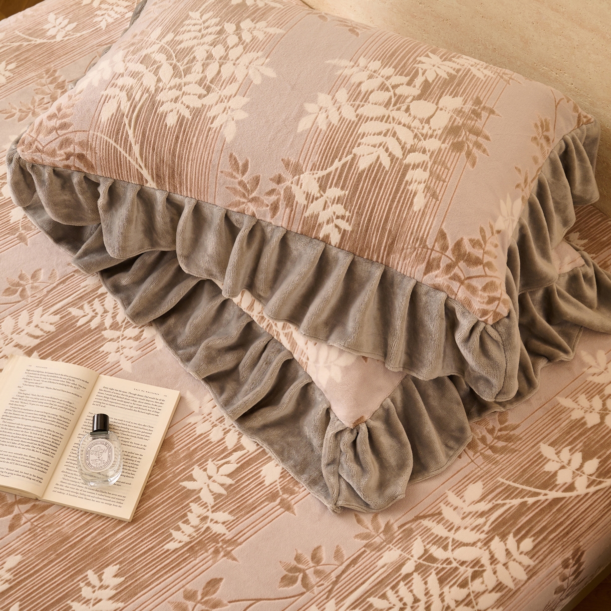 91家纺网 家纺一手货源 找家纺 早晨家纺 2025新款高克重牛奶绒烂花枕套 棕叶雅庭