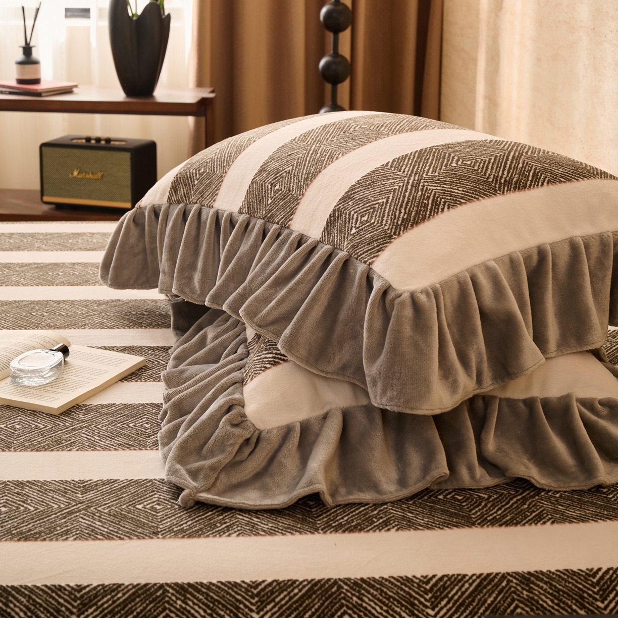 91家纺网 家纺一手货源 找家纺 早晨家纺 2025新款高克重牛奶绒烂花枕套 棕韵格序