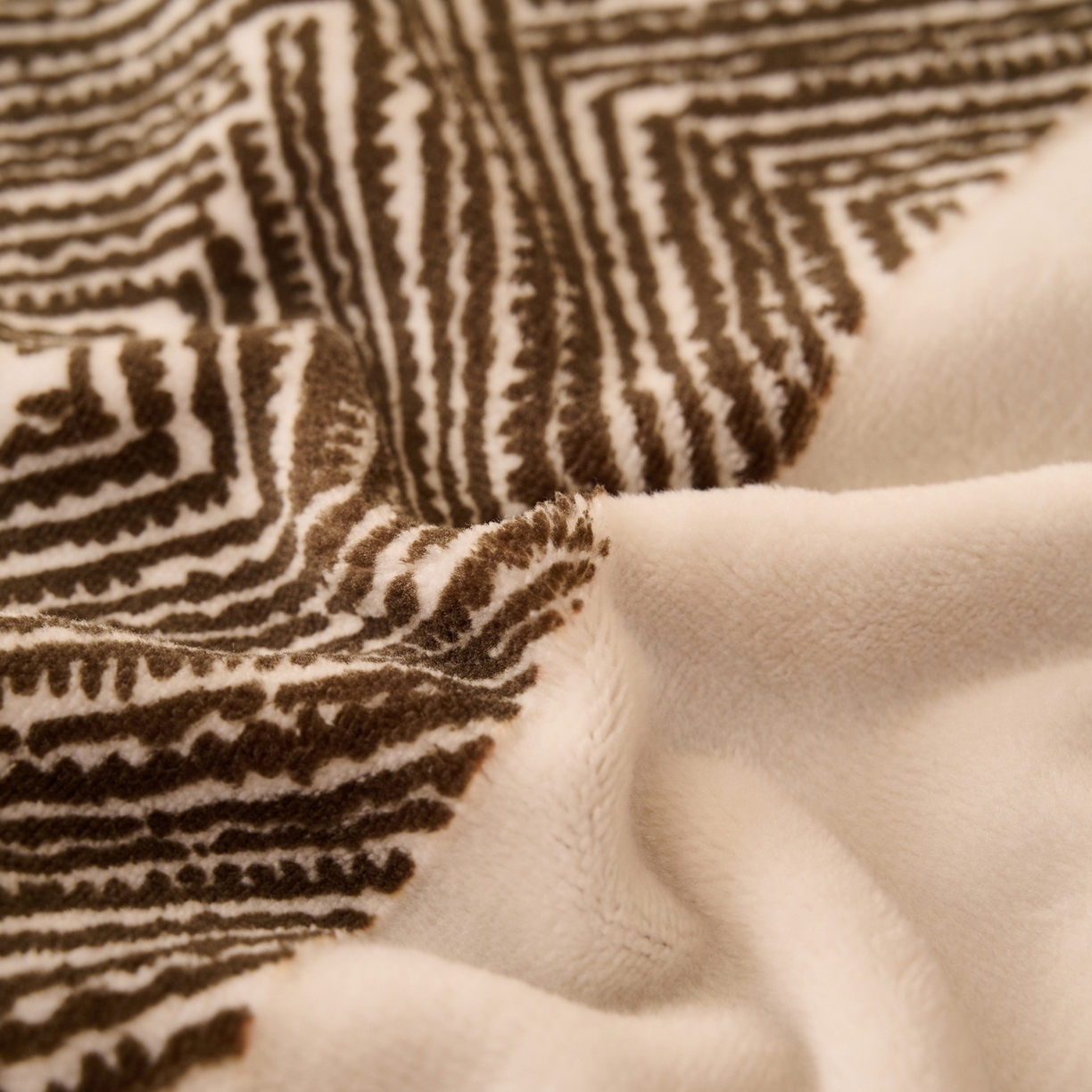 91家纺网 家纺一手货源 找家纺 早晨家纺 2025新款高克重牛奶绒烂花枕套 棕韵格序