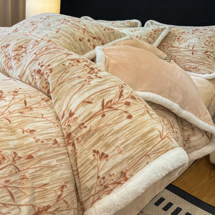 91家纺网 家纺一手货源 找家纺 诺梵家纺 2025新款兔毛绒包边 雕花绒四件套 栖春山