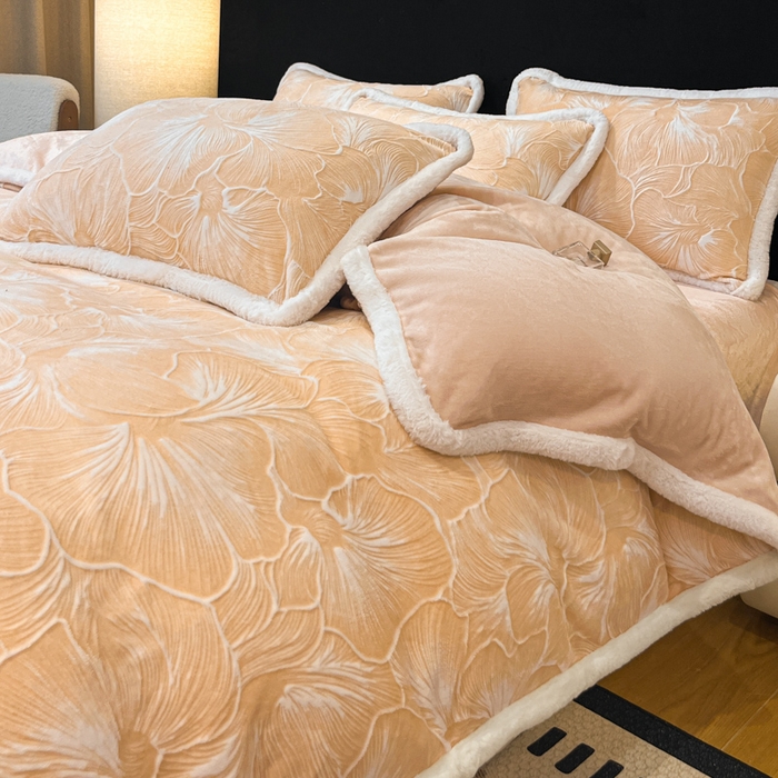 91家纺网 家纺一手货源 找家纺 诺梵家纺 2025新款兔毛绒包边 雕花绒四件套 杏坞-黄