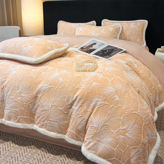 91家纺网 家纺一手货源 找家纺 诺梵家纺 2025新款兔毛绒包边 雕花绒四件套 杏坞-黄