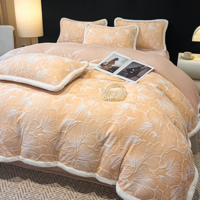 91家纺网 家纺一手货源 找家纺 诺梵家纺 2025新款兔毛绒包边 雕花绒四件套 杏坞-黄