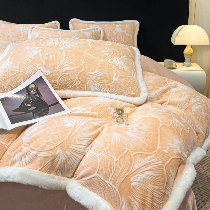 91家纺网 家纺一手货源 找家纺 诺梵家纺 2025新款兔毛绒包边 雕花绒四件套 杏坞-黄