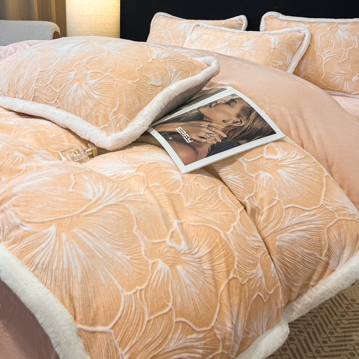 91家纺网 家纺一手货源 找家纺 诺梵家纺 2025新款兔毛绒包边 雕花绒四件套 杏坞-黄