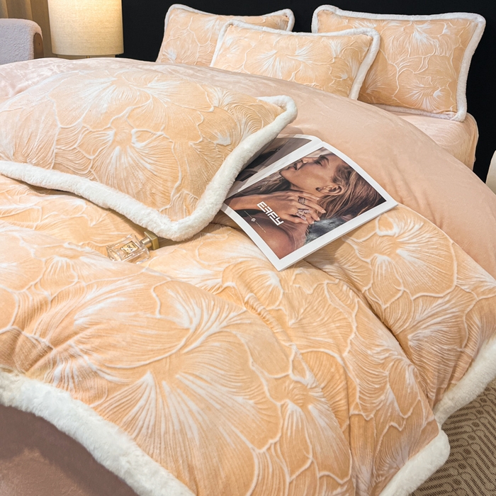 91家纺网 家纺一手货源 找家纺 诺梵家纺 2025新款兔毛绒包边 雕花绒四件套 杏坞-黄