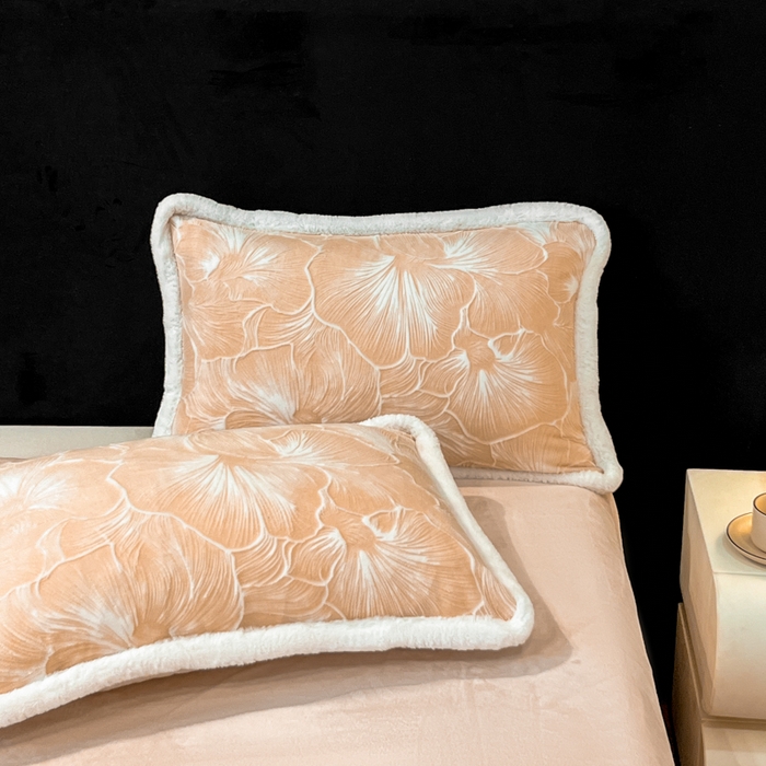 91家纺网 家纺一手货源 找家纺 诺梵家纺 2025新款兔毛绒包边 雕花绒四件套 杏坞-黄