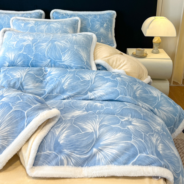 91家纺网 家纺一手货源 找家纺 诺梵家纺 2025新款兔毛绒包边 雕花绒四件套 杏坞-蓝