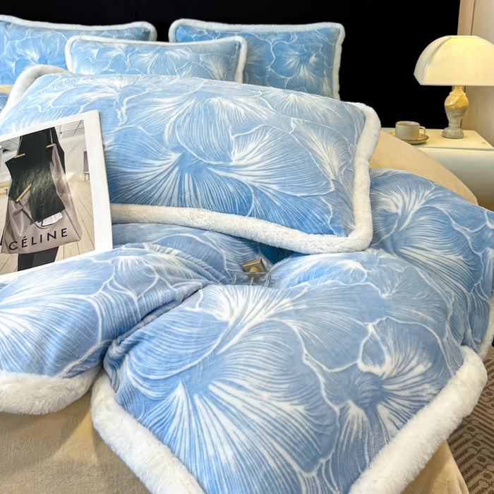 91家纺网 家纺一手货源 找家纺 诺梵家纺 2025新款兔毛绒包边 雕花绒四件套 杏坞-蓝