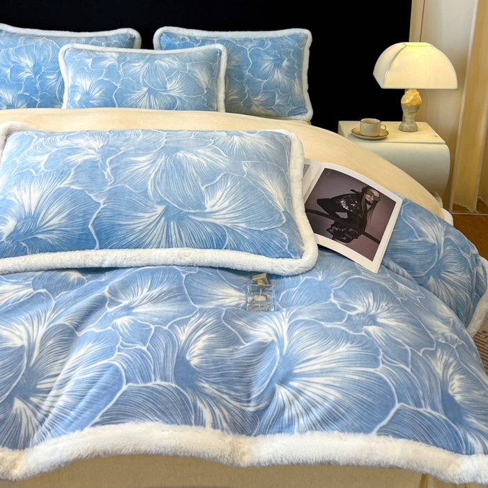 91家纺网 家纺一手货源 找家纺 诺梵家纺 2025新款兔毛绒包边 雕花绒四件套 杏坞-蓝