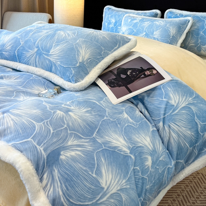 91家纺网 家纺一手货源 找家纺 诺梵家纺 2025新款兔毛绒包边 雕花绒四件套 杏坞-蓝