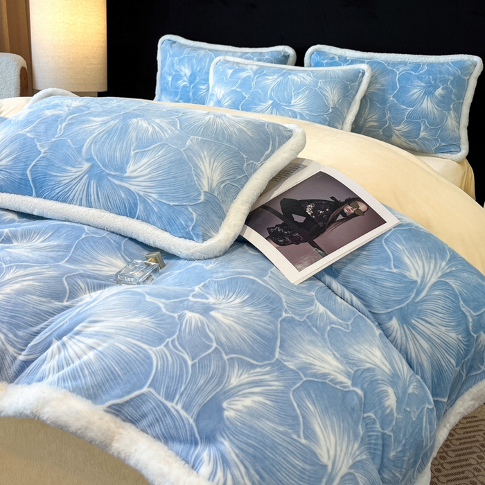 91家纺网 家纺一手货源 找家纺 诺梵家纺 2025新款兔毛绒包边 雕花绒四件套 杏坞-蓝