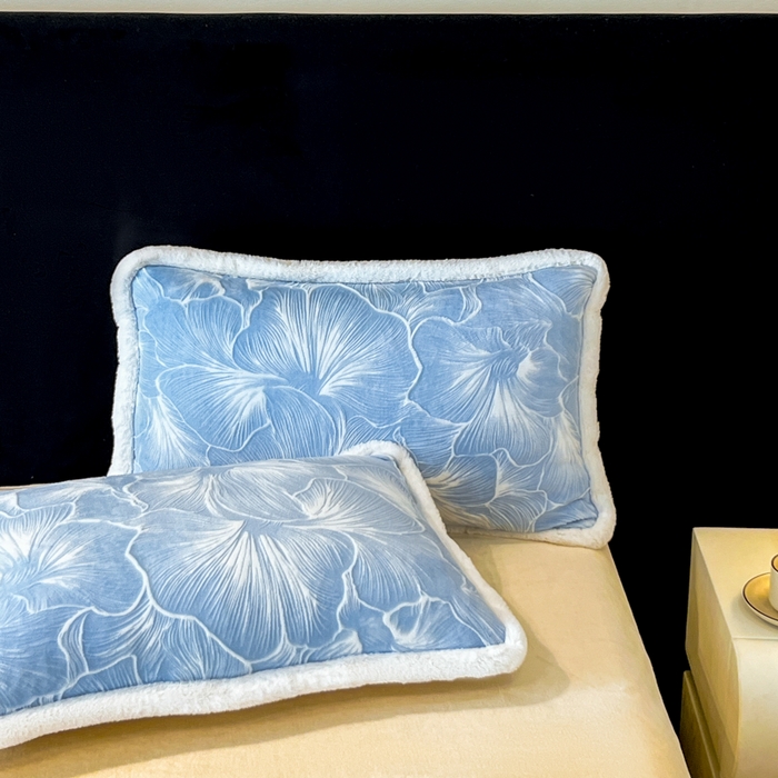 91家纺网 家纺一手货源 找家纺 诺梵家纺 2025新款兔毛绒包边 雕花绒四件套 杏坞-蓝