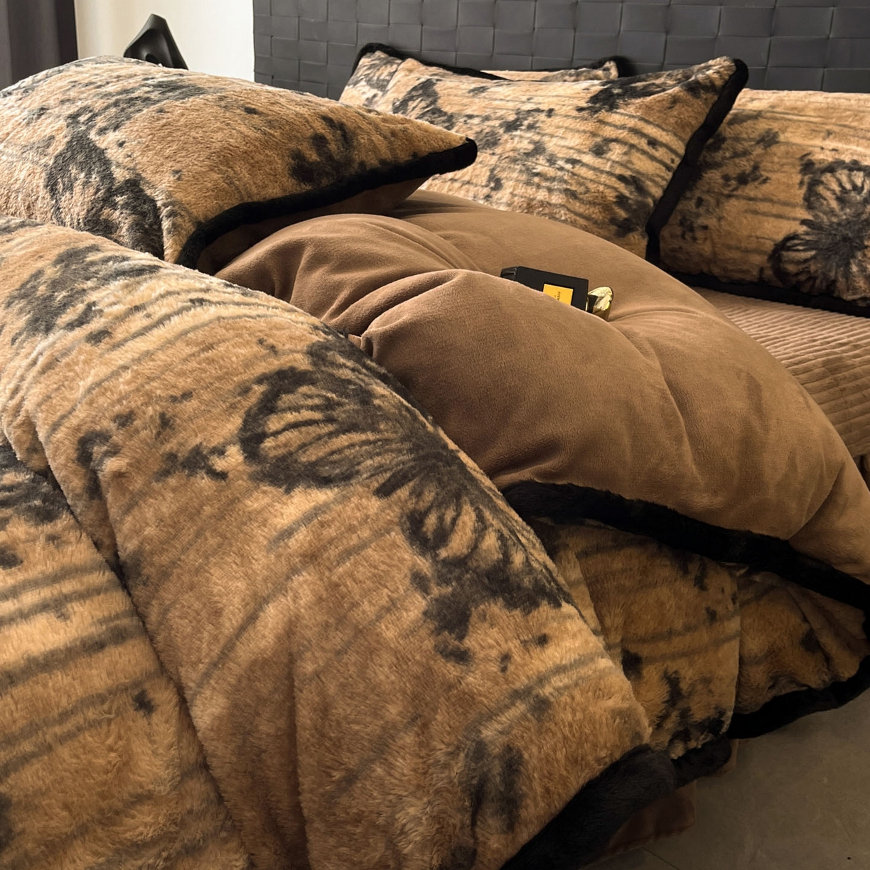 91家纺网 家纺一手货源 找家纺 （总）蓝极人 2025新款兔绒包边美拉德系兔绒四件套