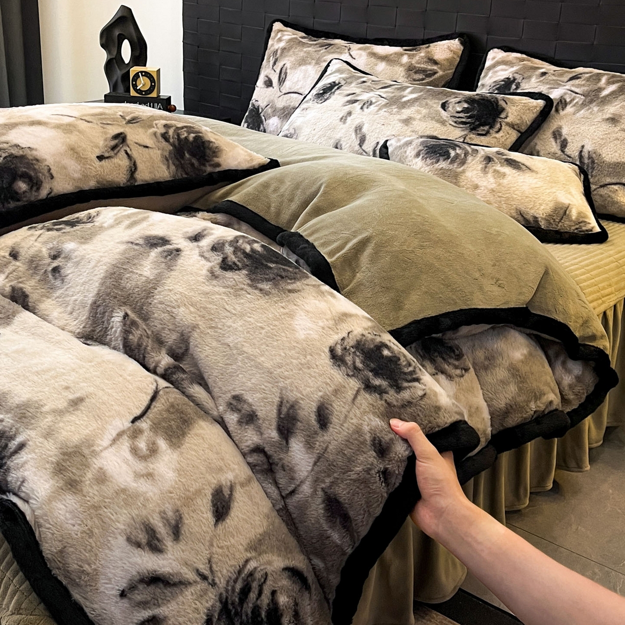 91家纺网 家纺一手货源 找家纺 （总）蓝极人 2025新款兔绒包边美拉德系兔绒四件套