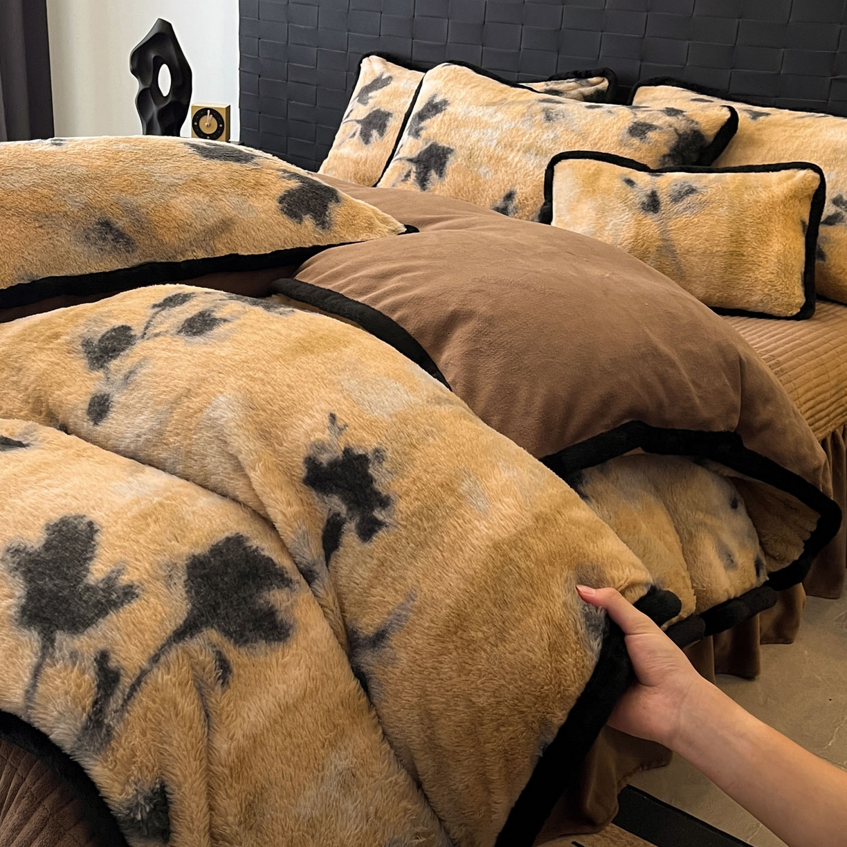 91家纺网 家纺一手货源 找家纺 （总）蓝极人 2025新款兔绒包边美拉德系兔绒四件套