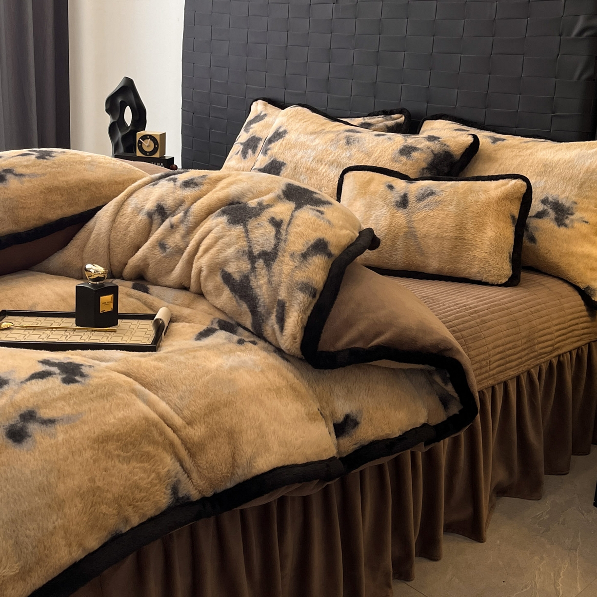 91家纺网 家纺一手货源 找家纺 蓝极人 2025新款兔绒包边美拉德系兔绒四件套 素影幽芷