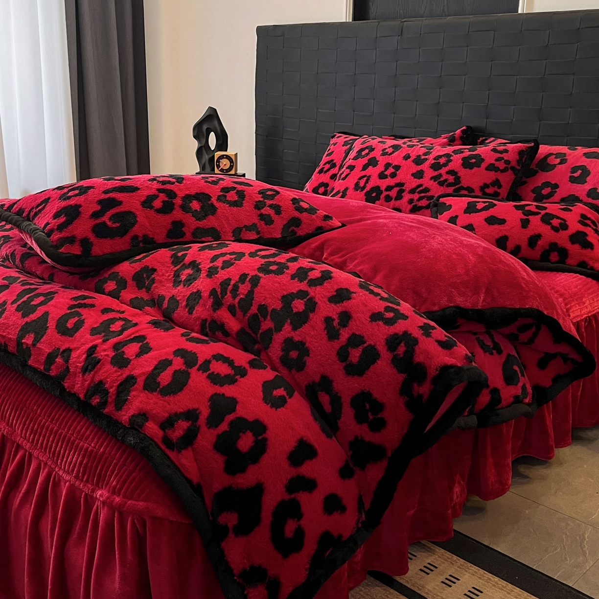 91家纺网 家纺一手货源 找家纺 蓝极人 2025新款兔绒包边美拉德系兔绒四件套 红豹芷影