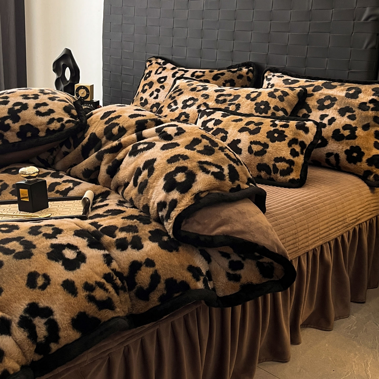 91家纺网 家纺一手货源 找家纺 蓝极人 2025新款兔绒包边美拉德系兔绒四件套 墨班幻花