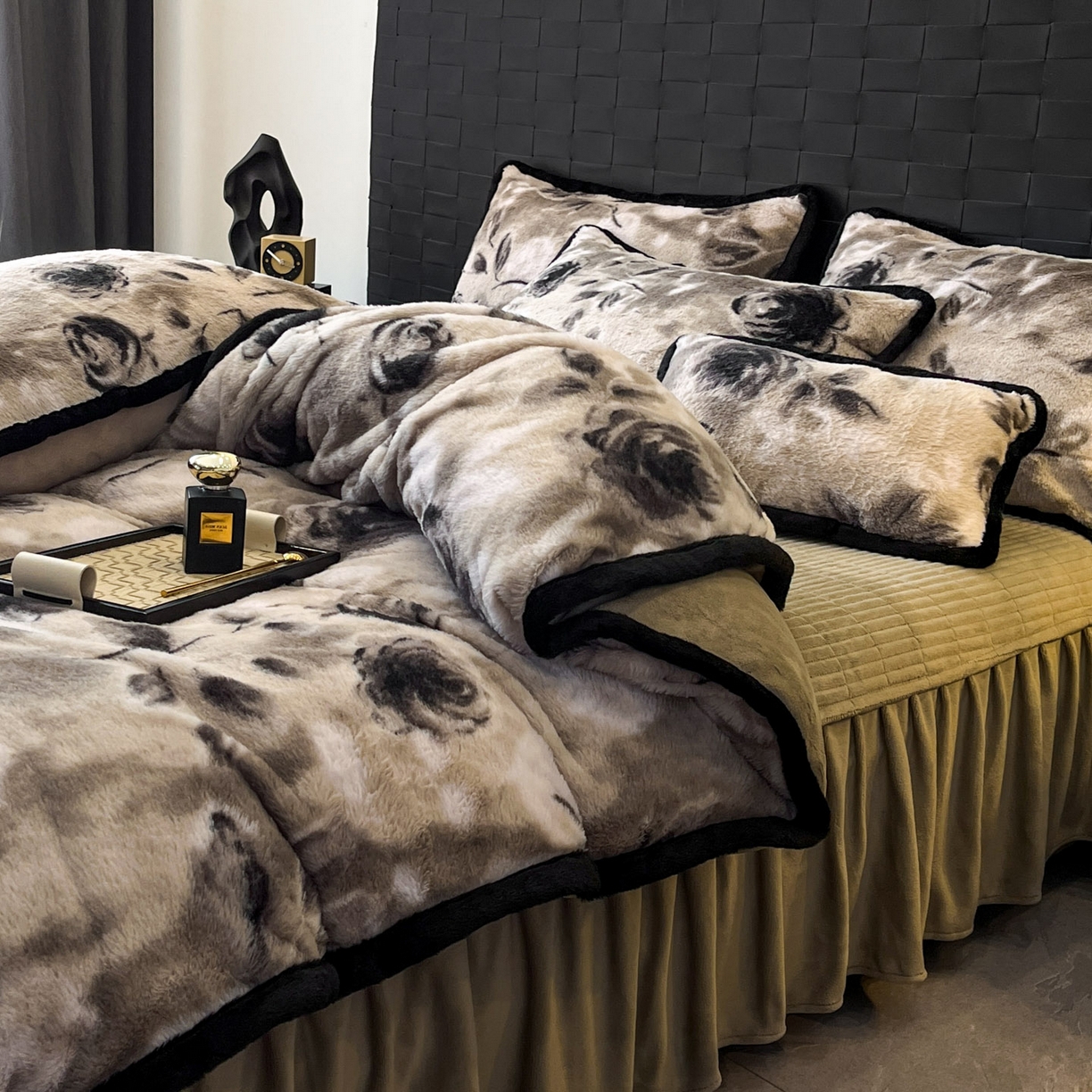 91家纺网 家纺一手货源 找家纺 蓝极人 2025新款兔绒包边美拉德系兔绒四件套 韵赫浅玫