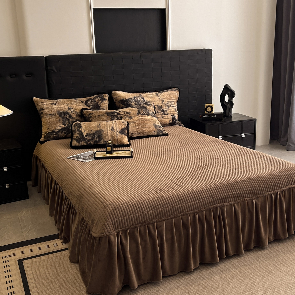 91家纺网 家纺一手货源 找家纺 蓝极人 2025新款兔绒包边美拉德系兔绒四件套 黑影蝶梦