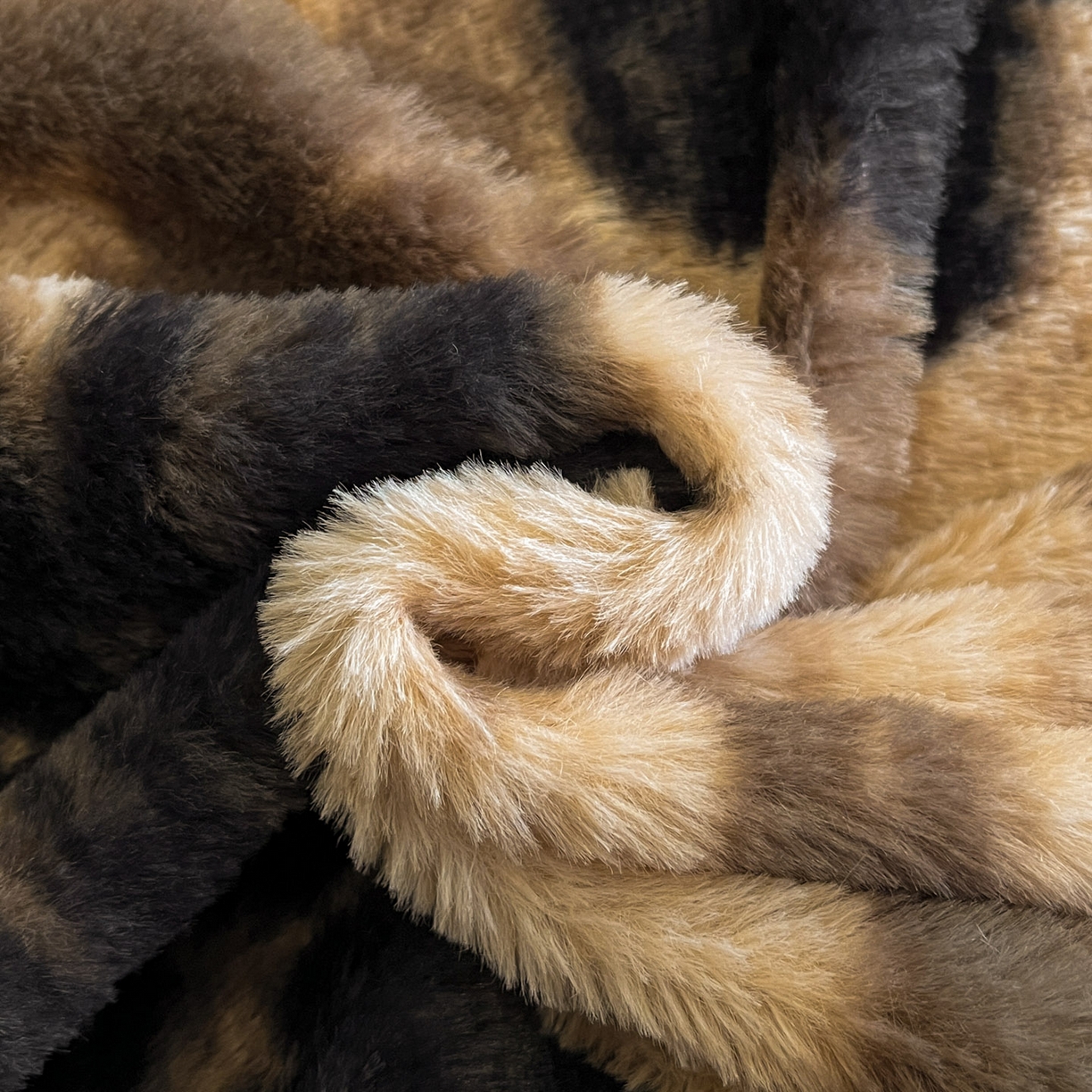 91家纺网 家纺一手货源 找家纺 蓝极人 2025新款兔绒包边美拉德系兔绒四件套 古意幽花