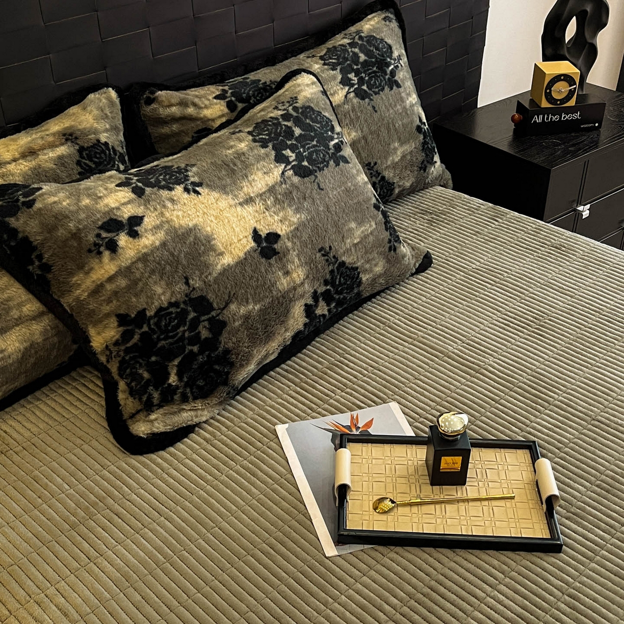 91家纺网 家纺一手货源 找家纺 蓝极人 2025新款兔绒包边美拉德系兔绒四件套 黑影玫瑰