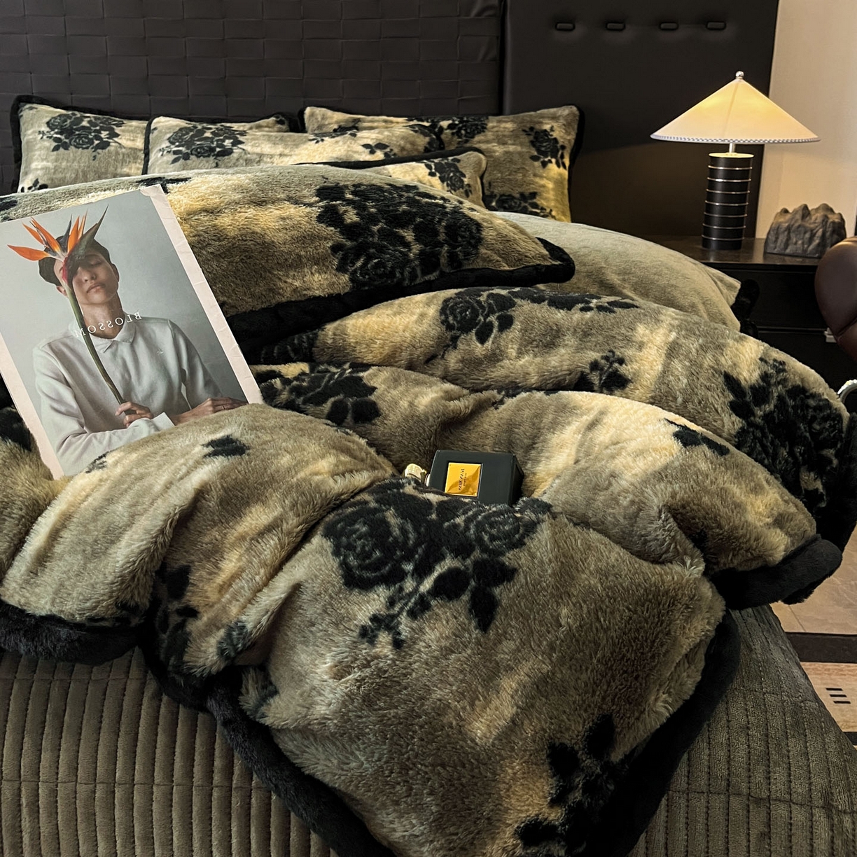 91家纺网 家纺一手货源 找家纺 蓝极人 2025新款兔绒包边美拉德系兔绒四件套 黑影玫瑰