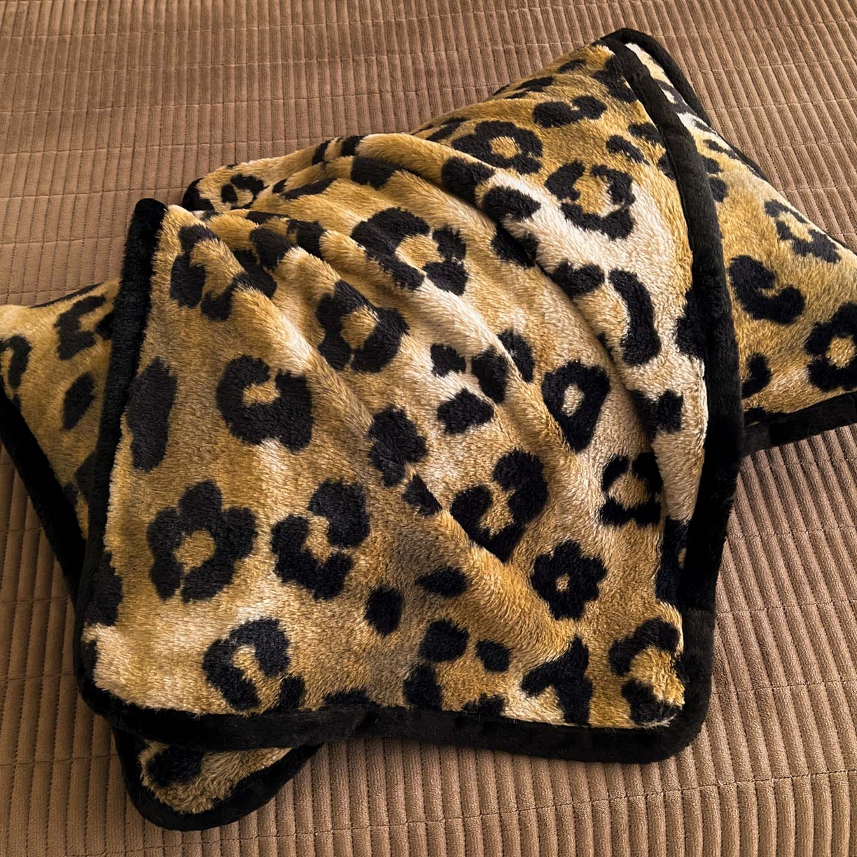 91家纺网 家纺一手货源 找家纺 蓝极人 2025新款兔绒包边美拉德系兔绒四件套 墨班幻花