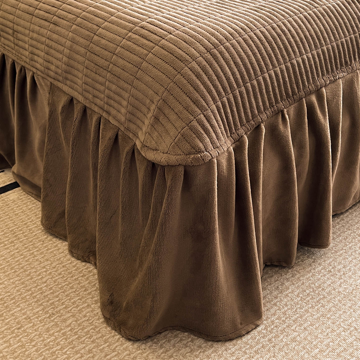 91家纺网 家纺一手货源 找家纺 蓝极人 2025新款兔绒包边美拉德系兔绒四件套 黑影蝶梦