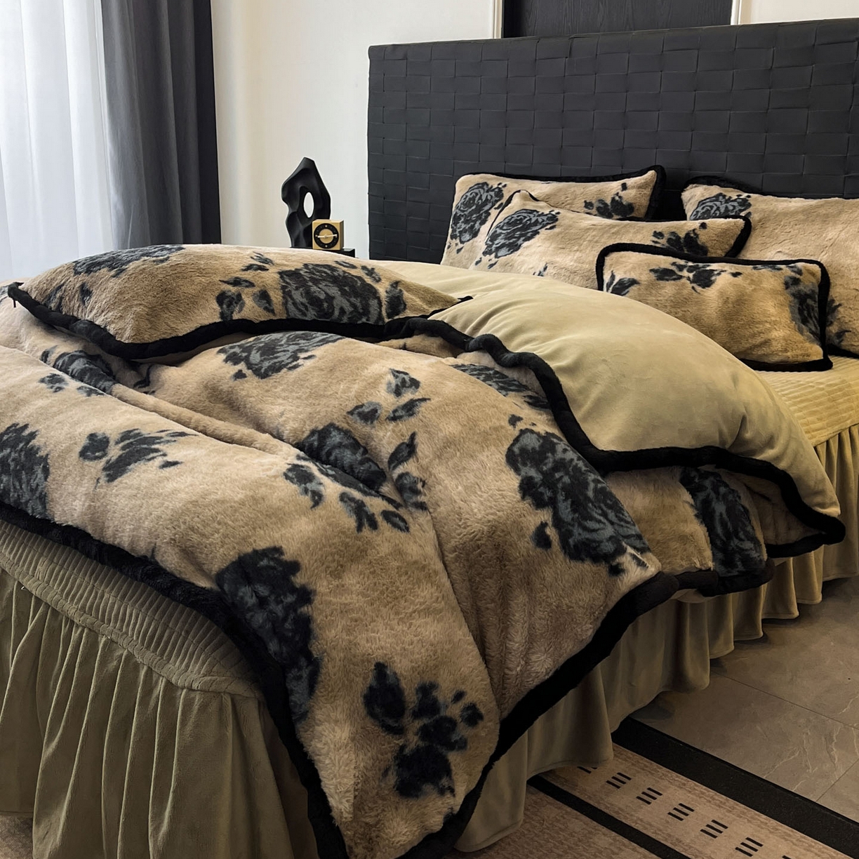 91家纺网 家纺一手货源 找家纺 蓝极人 2025新款兔绒包边美拉德系兔绒四件套 墨影墨玫