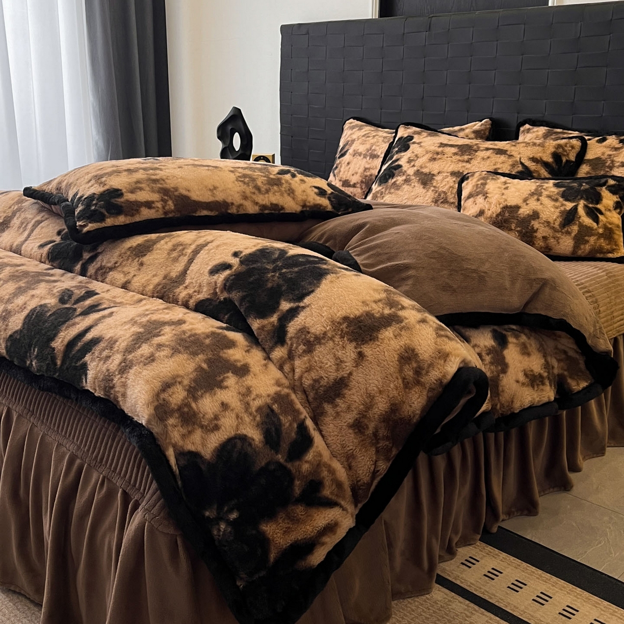 91家纺网 家纺一手货源 找家纺 蓝极人 2025新款兔绒包边美拉德系兔绒四件套 古意幽花