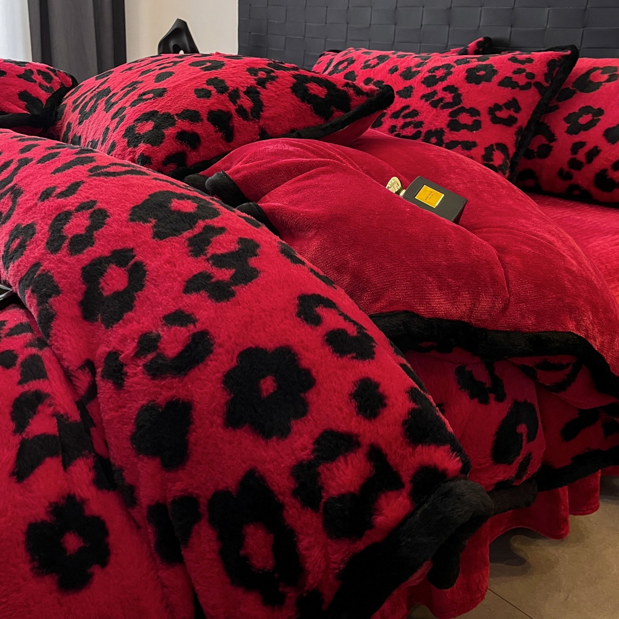 91家纺网 家纺一手货源 找家纺 蓝极人 2025新款兔绒包边美拉德系兔绒四件套 红豹芷影