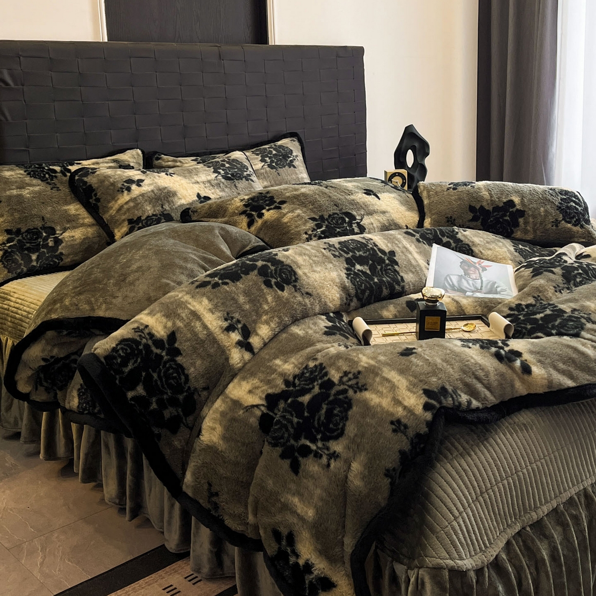 91家纺网 家纺一手货源 找家纺 蓝极人 2025新款兔绒包边美拉德系兔绒四件套 黑影玫瑰