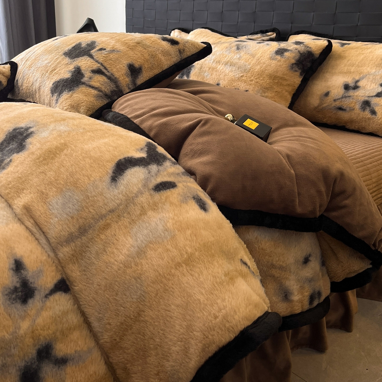 91家纺网 家纺一手货源 找家纺 蓝极人 2025新款兔绒包边美拉德系兔绒四件套 素影幽芷