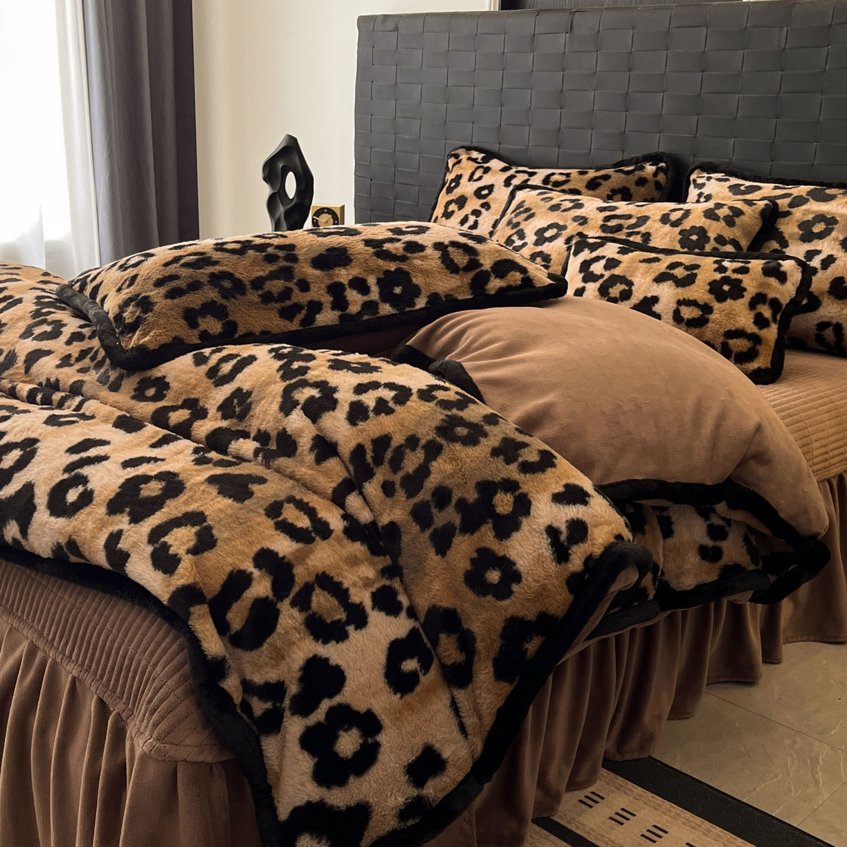 91家纺网 家纺一手货源 找家纺 蓝极人 2025新款兔绒包边美拉德系兔绒四件套 墨班幻花