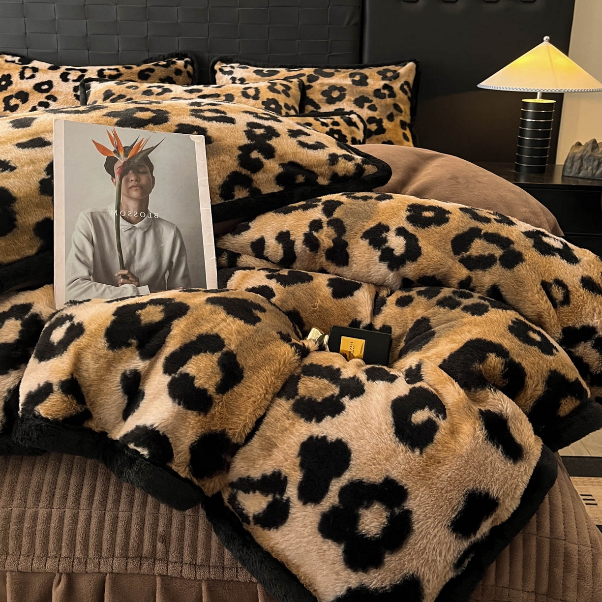 91家纺网 家纺一手货源 找家纺 蓝极人 2025新款兔绒包边美拉德系兔绒四件套 墨班幻花