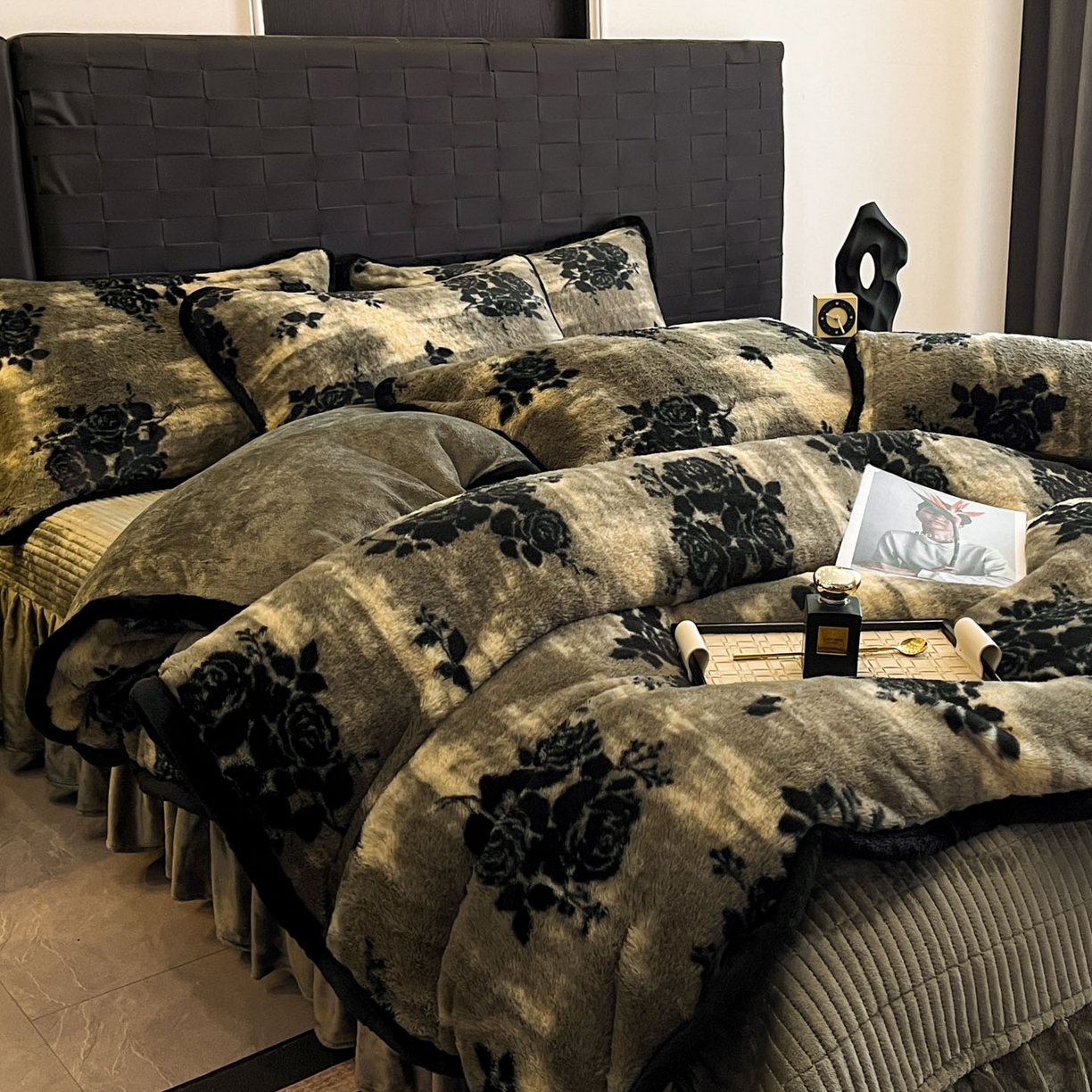 91家纺网 家纺一手货源 找家纺 蓝极人 2025新款兔绒包边美拉德系兔绒四件套 黑影玫瑰