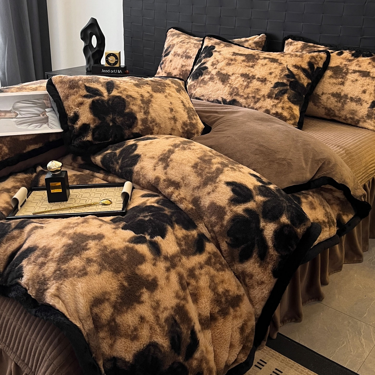 91家纺网 家纺一手货源 找家纺 蓝极人 2025新款兔绒包边美拉德系兔绒四件套 古意幽花