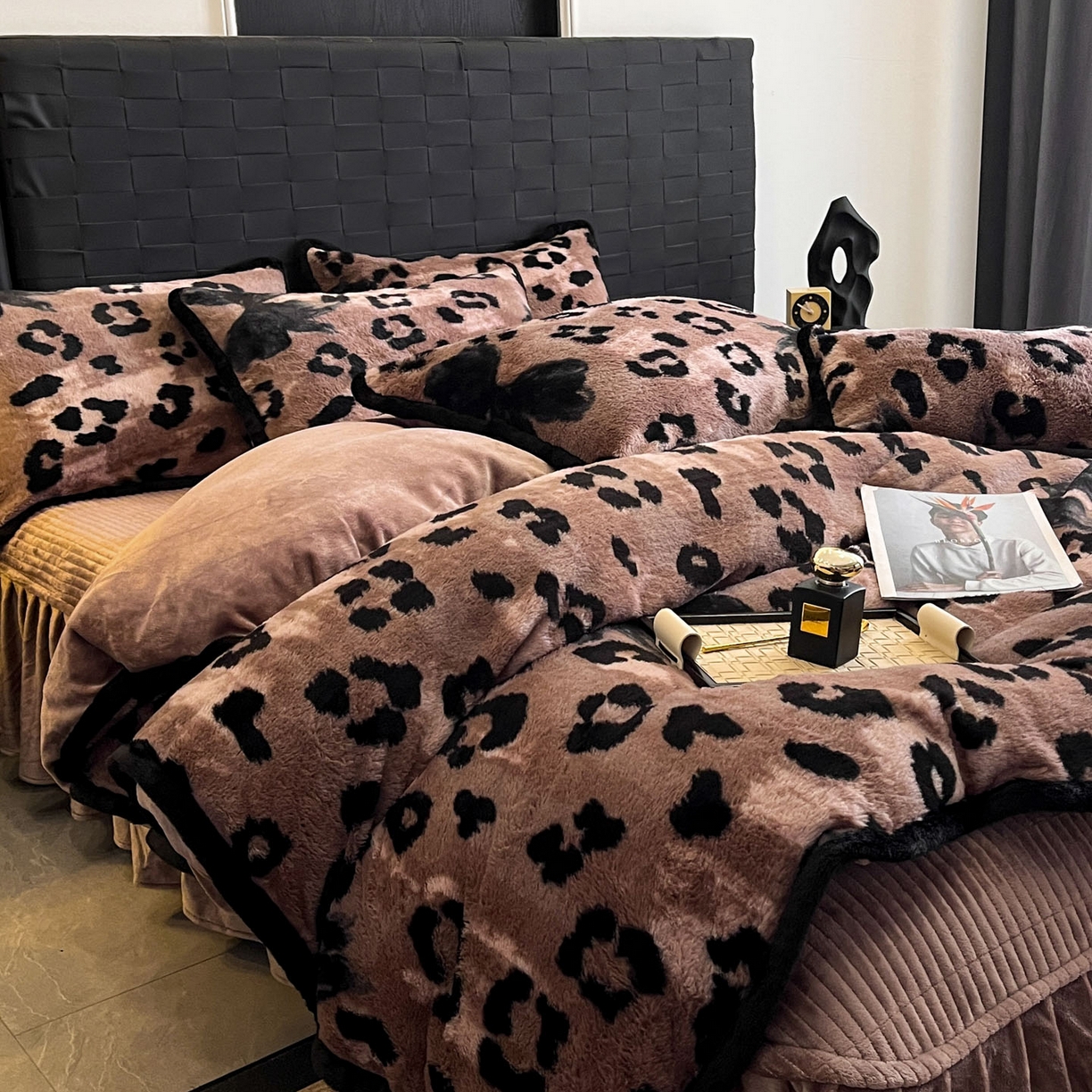 91家纺网 家纺一手货源 找家纺 蓝极人 2025新款兔绒包边美拉德系兔绒四件套 豹纹蝴蝶