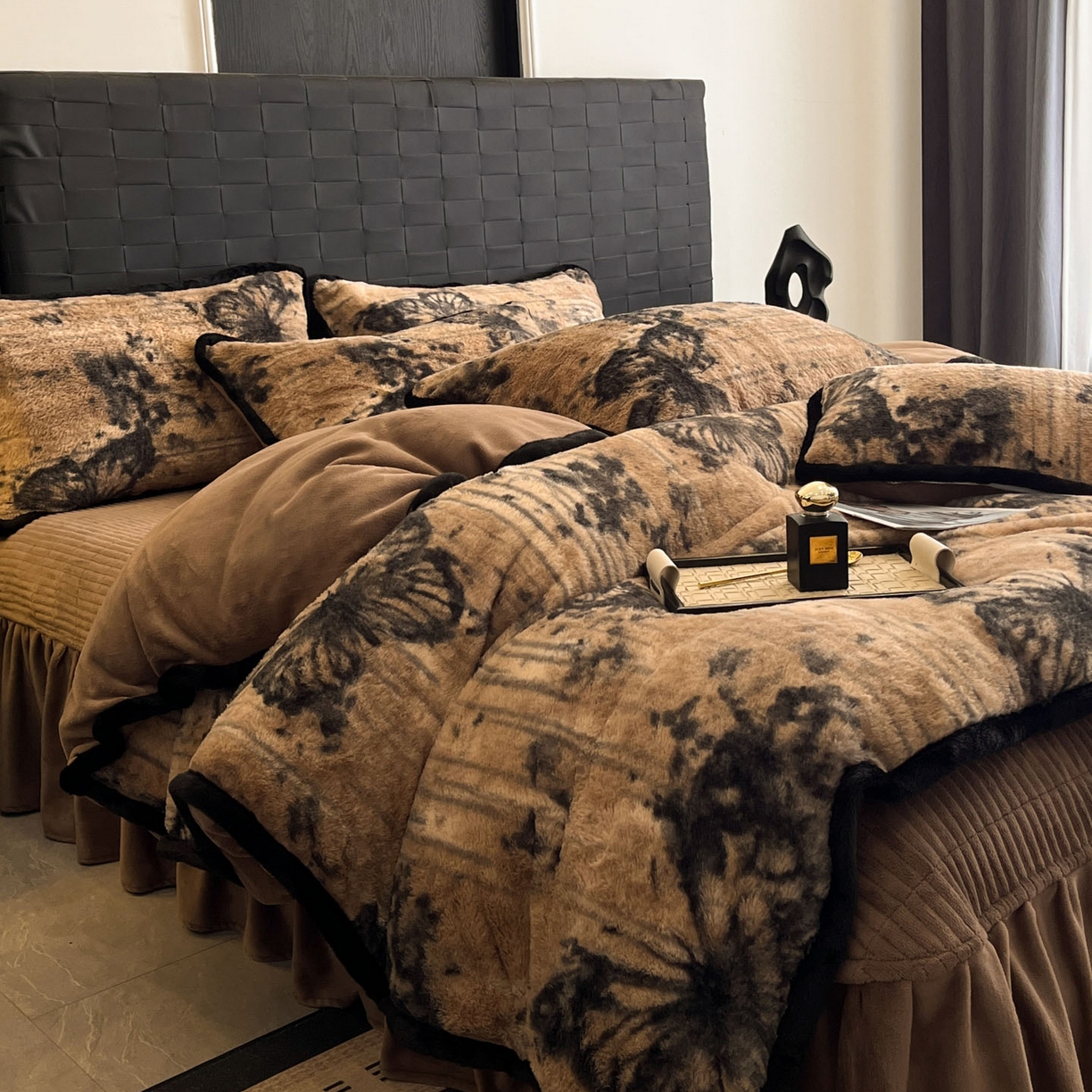 91家纺网 家纺一手货源 找家纺 蓝极人 2025新款兔绒包边美拉德系兔绒四件套 黑影蝶梦